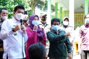 Warga Antusias, Ketua DPR dan Wabup BU Pantau Langsung Jemput Bola Vaksinasi Kec. Air Besi